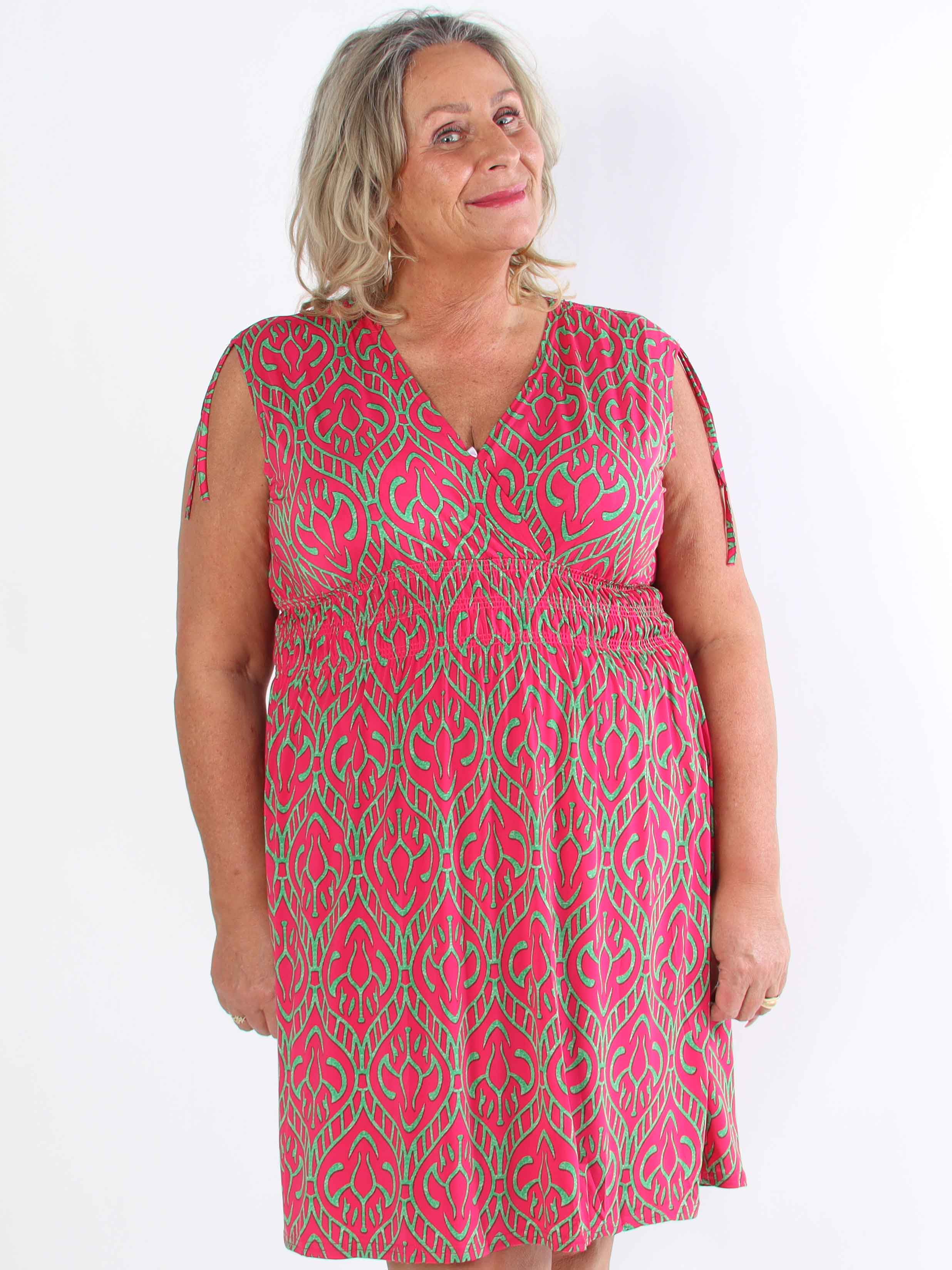 Pams Boho Short - Kort elastisk plus size-klänning i skrynkelfritt tyg